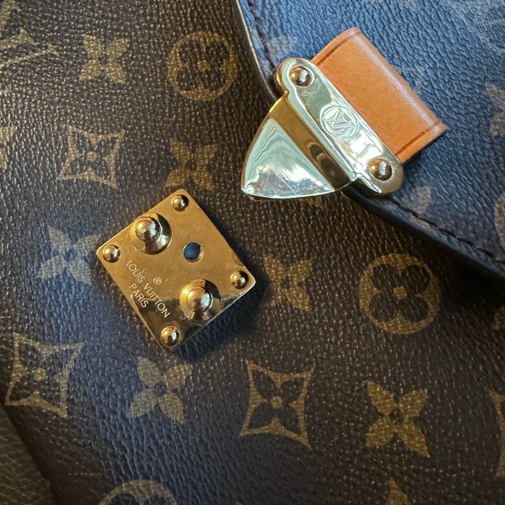 Louis Vuitton Pochette Métis (monogram) + Luggage Tag